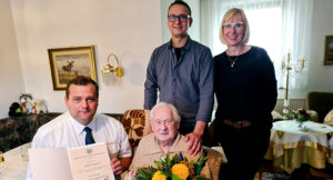 Read more about the article Gratulation für 80 Jahre treue Dienste in der Freiwilligen Feuerwehr Zweenfurth